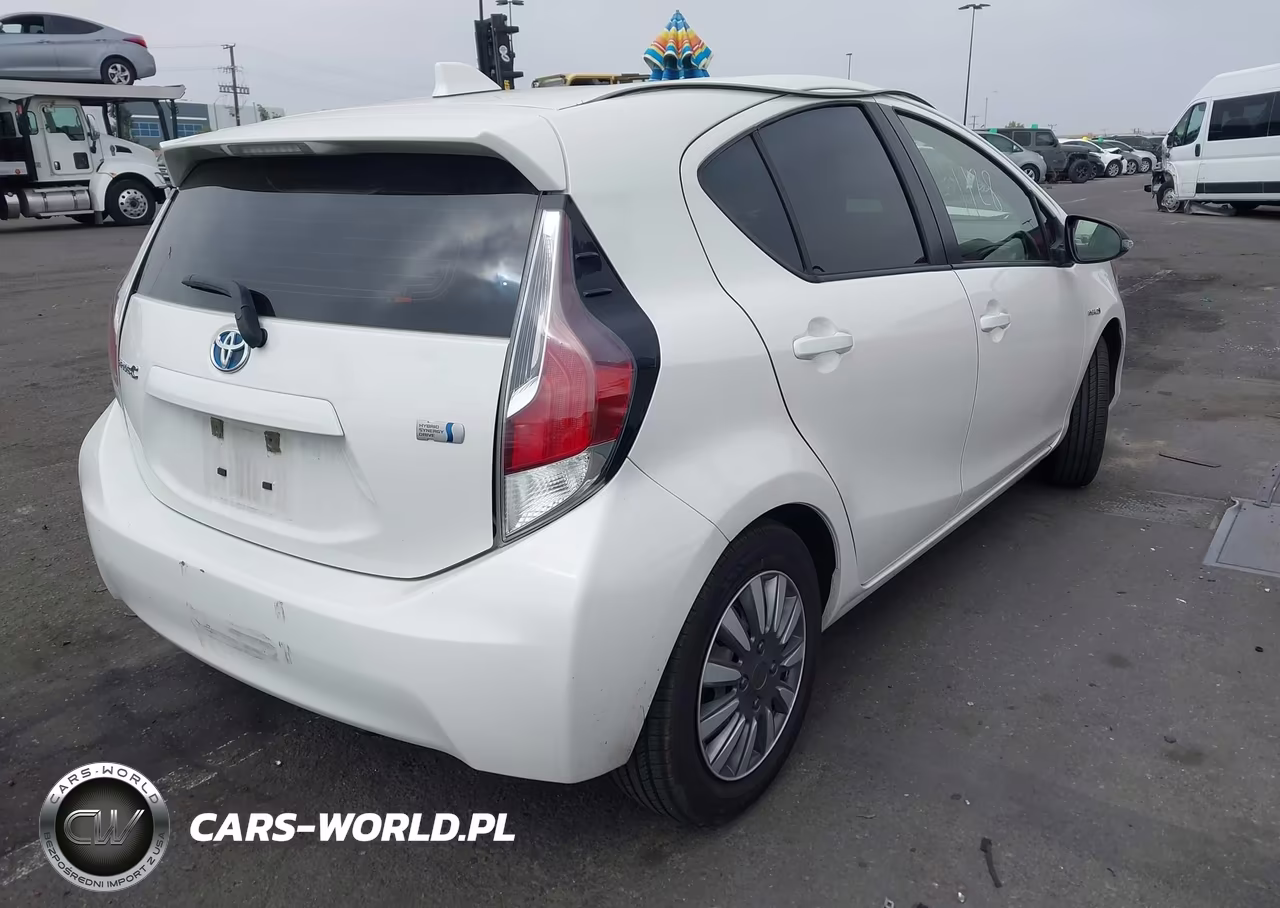 2015 Toyota Prius C Two VIN:JTDKDTB30F1577166 - 4