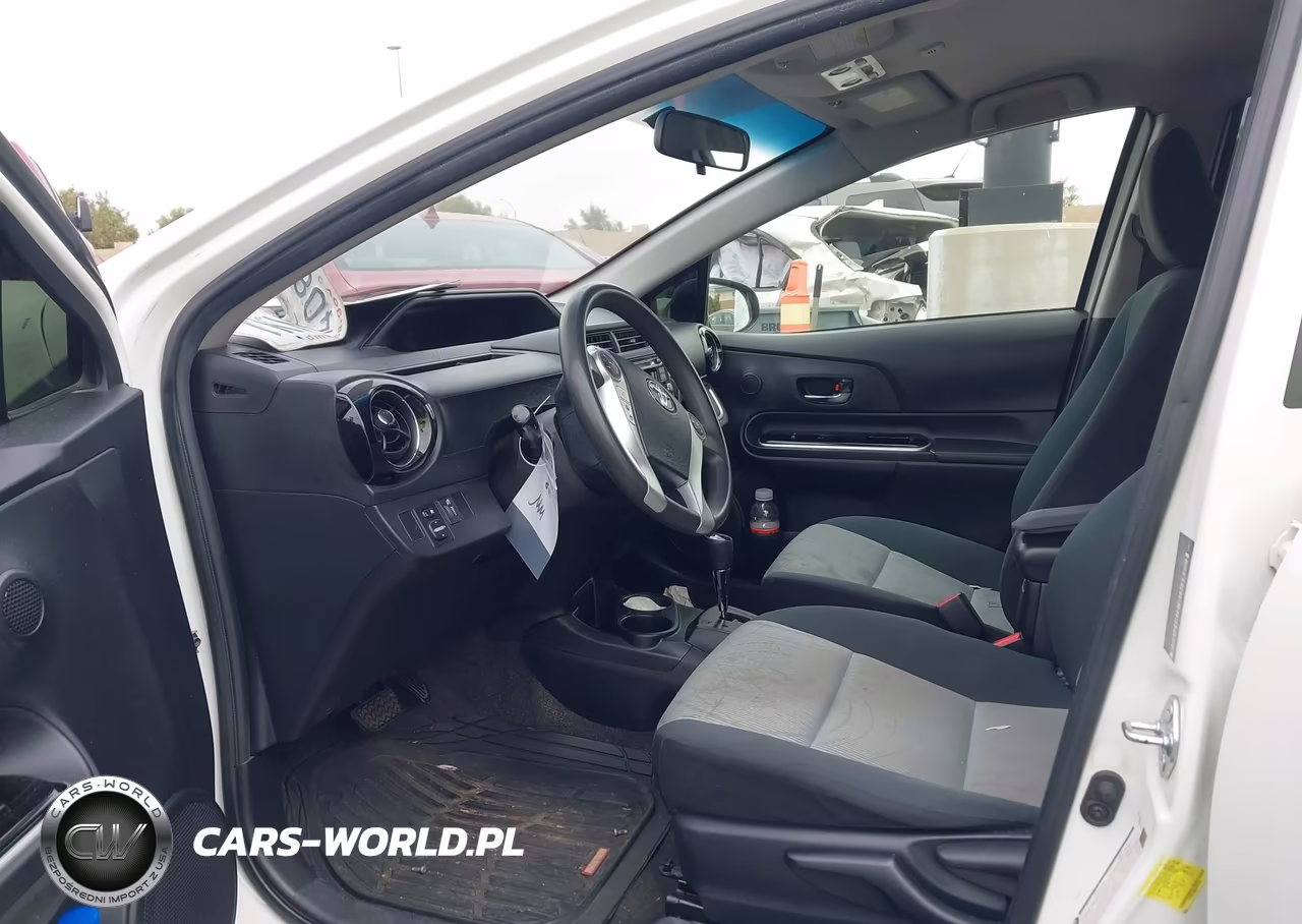 2015 Toyota Prius C Two VIN:JTDKDTB30F1577166 - 5