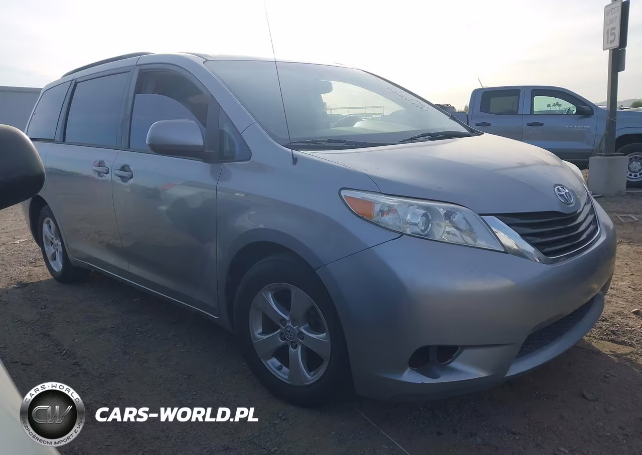 2014 Toyota Sienna Le V6 8 Passenger
