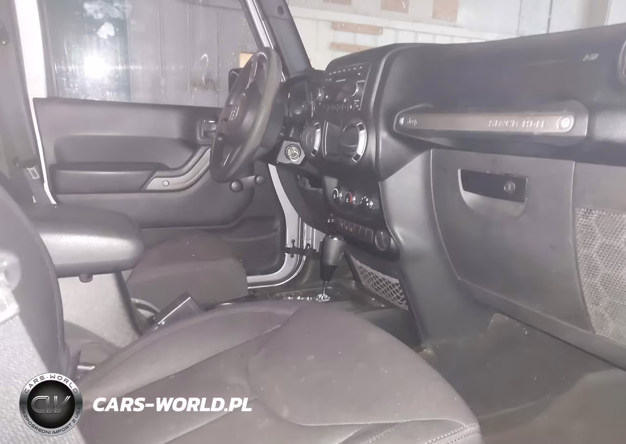 2013 Jeep Wrangler Unlimited Sport VIN:1C4BJWDG2DL704396 - 5