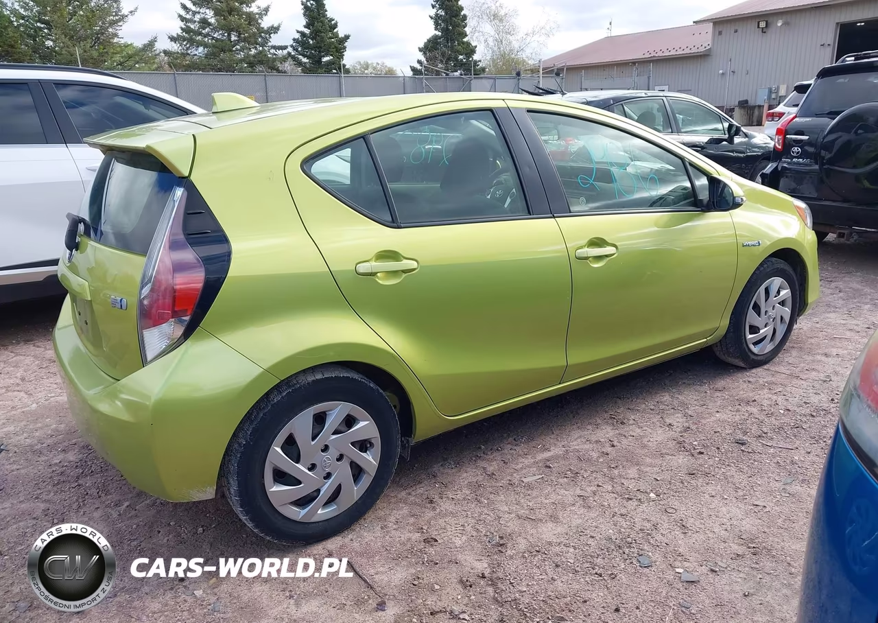 2015 Toyota Prius C Three VIN:JTDKDTB35F1089928 - 4