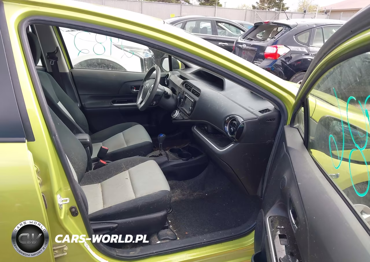 2015 Toyota Prius C Three VIN:JTDKDTB35F1089928 - 5