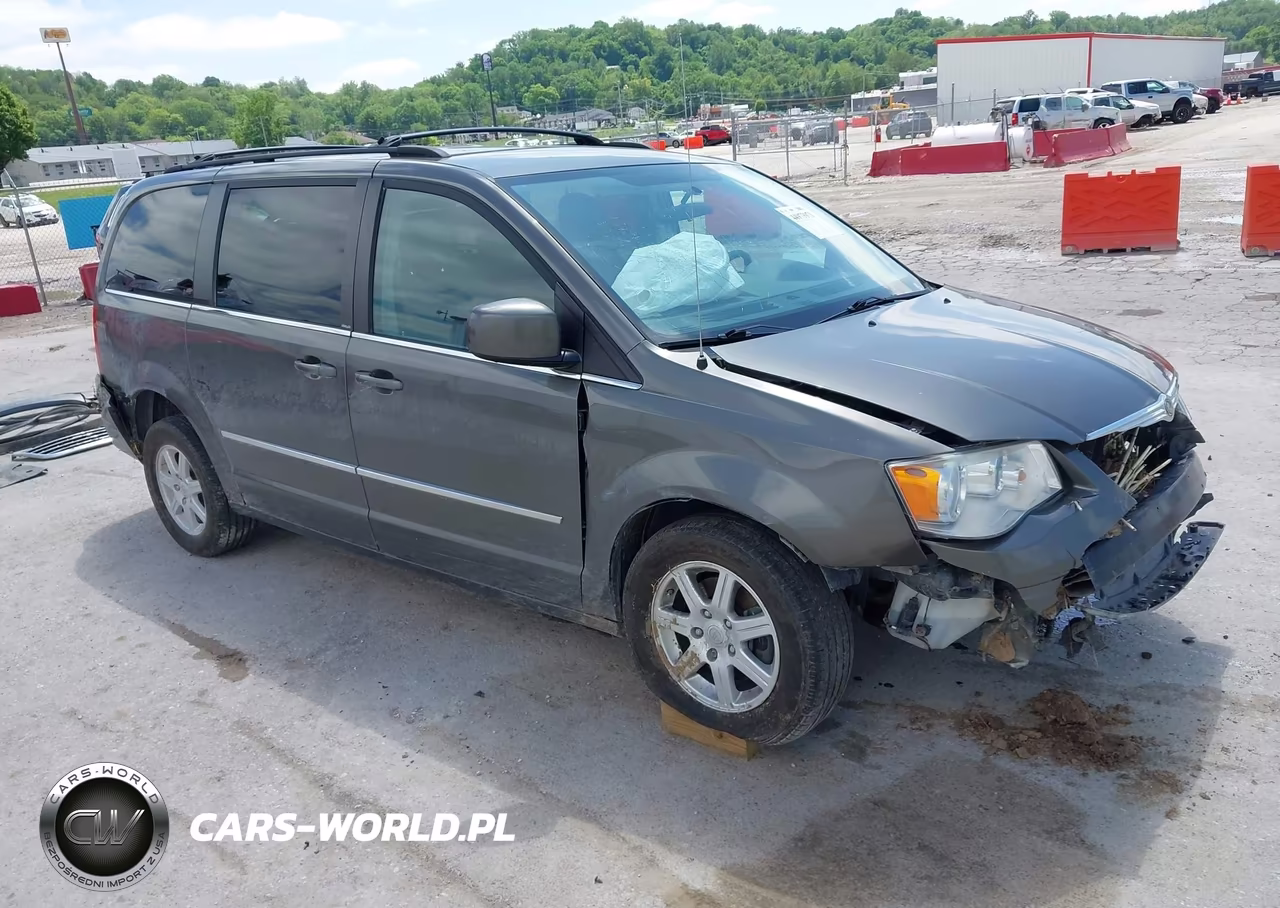 2010 Chrysler Town & Country Touring – zdjęcie 1 z 17