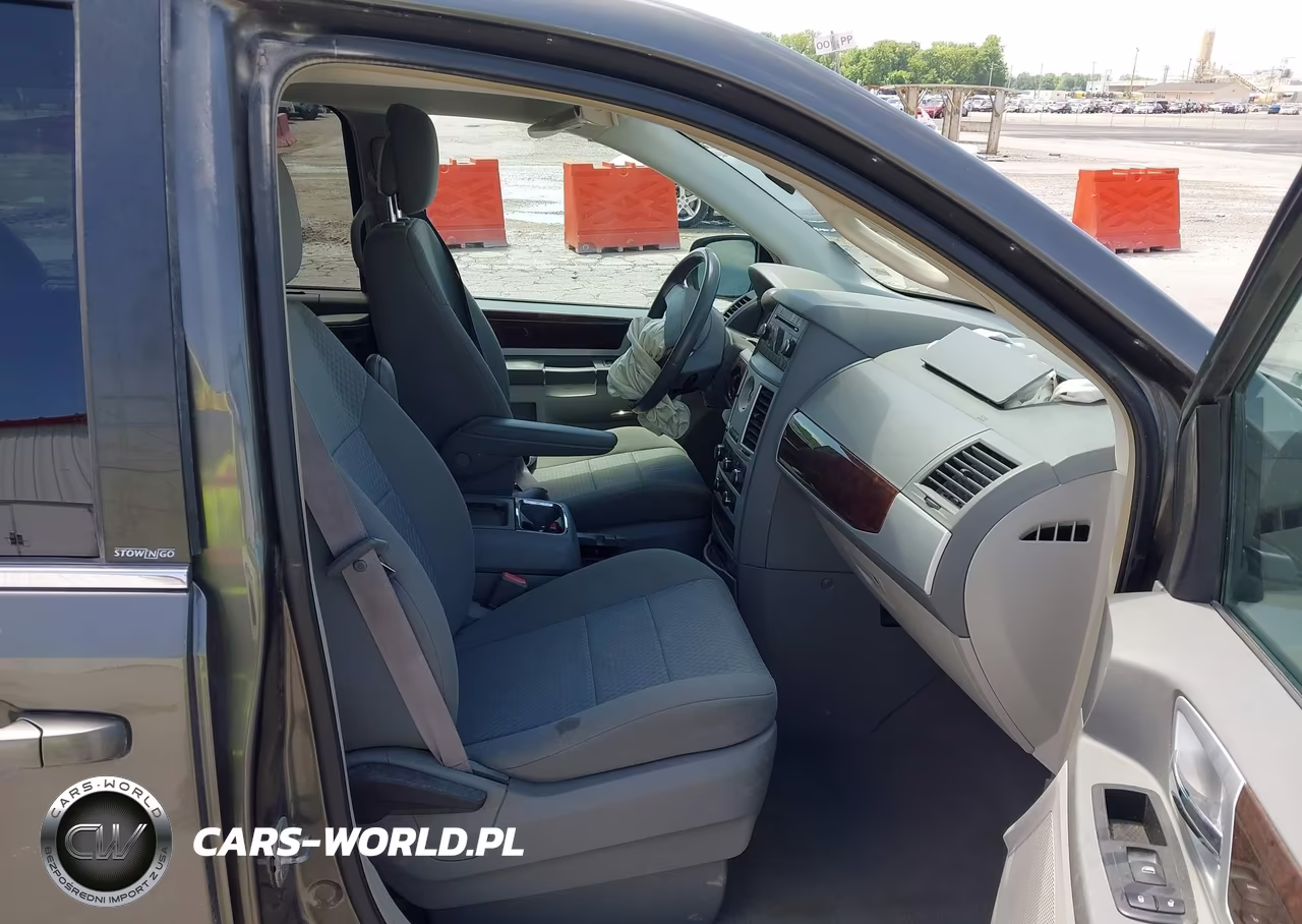 2010 Chrysler Town & Country Touring VIN:2A4RR5D14AR300378 - 5