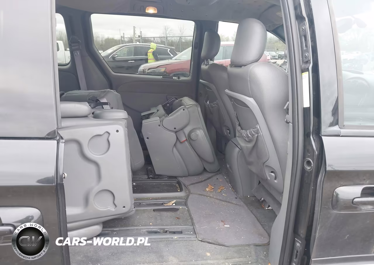 2004 Chrysler Town & Country Limited VIN:2C8GP64L74R576955 - 8