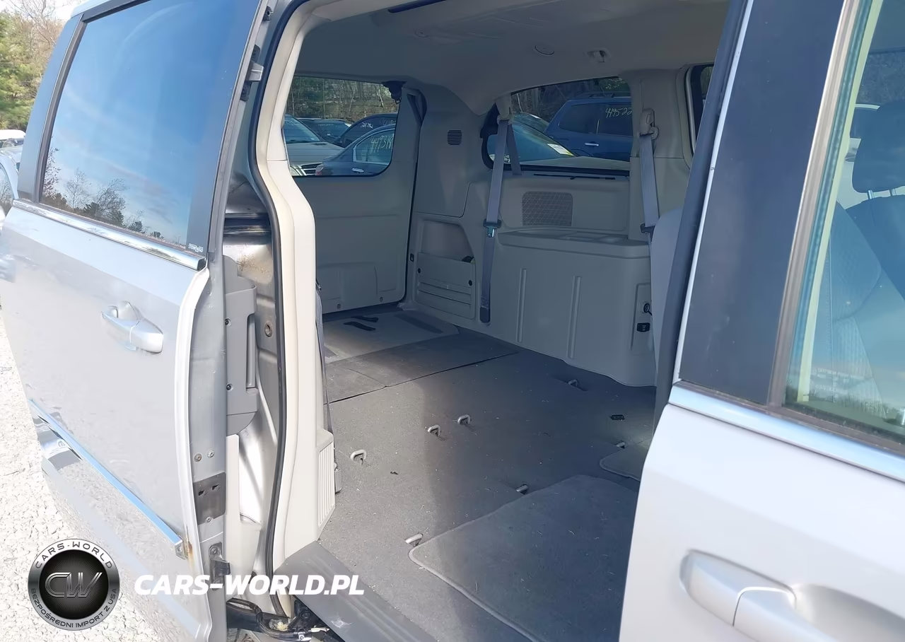 2010 Chrysler Town & Country Touring VIN:2A4RR5D16AR150323 - 14