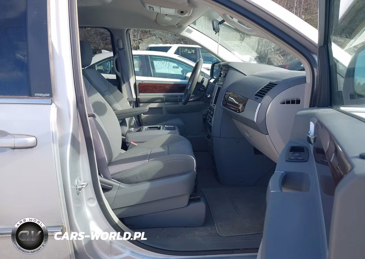 2010 Chrysler Town & Country Touring VIN:2A4RR5D16AR150323 - 5