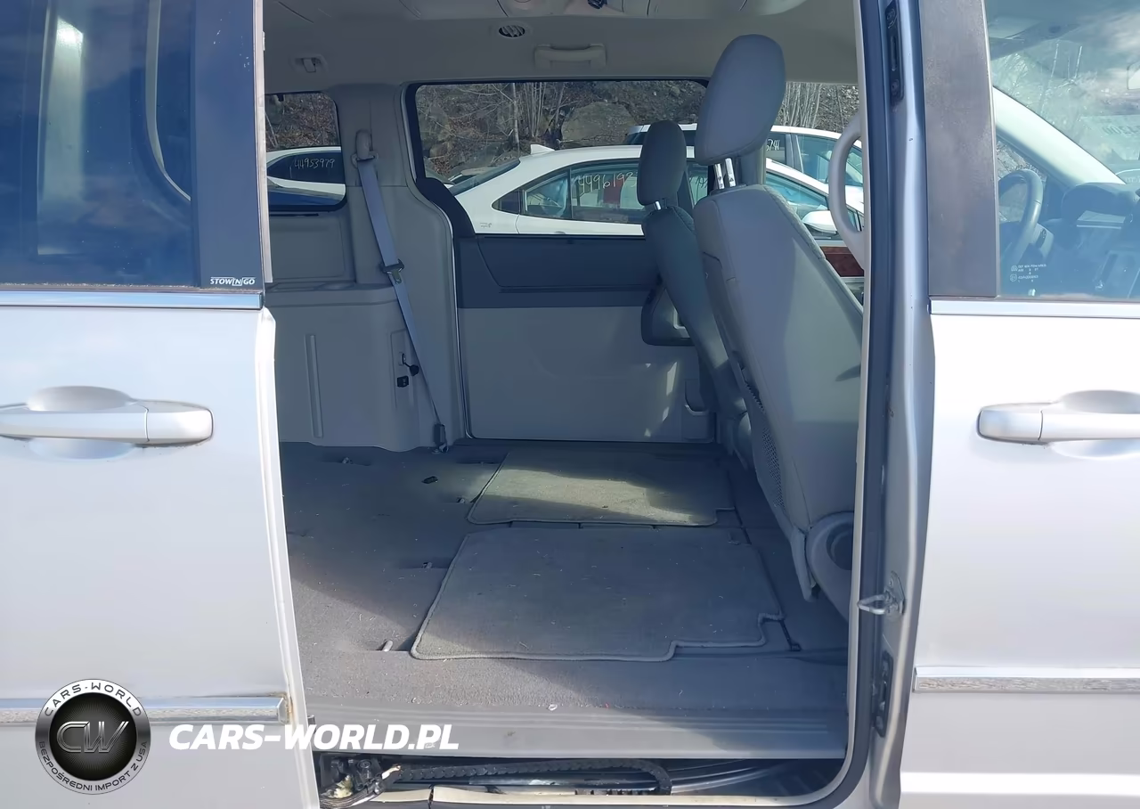 2010 Chrysler Town & Country Touring VIN:2A4RR5D16AR150323 - 8