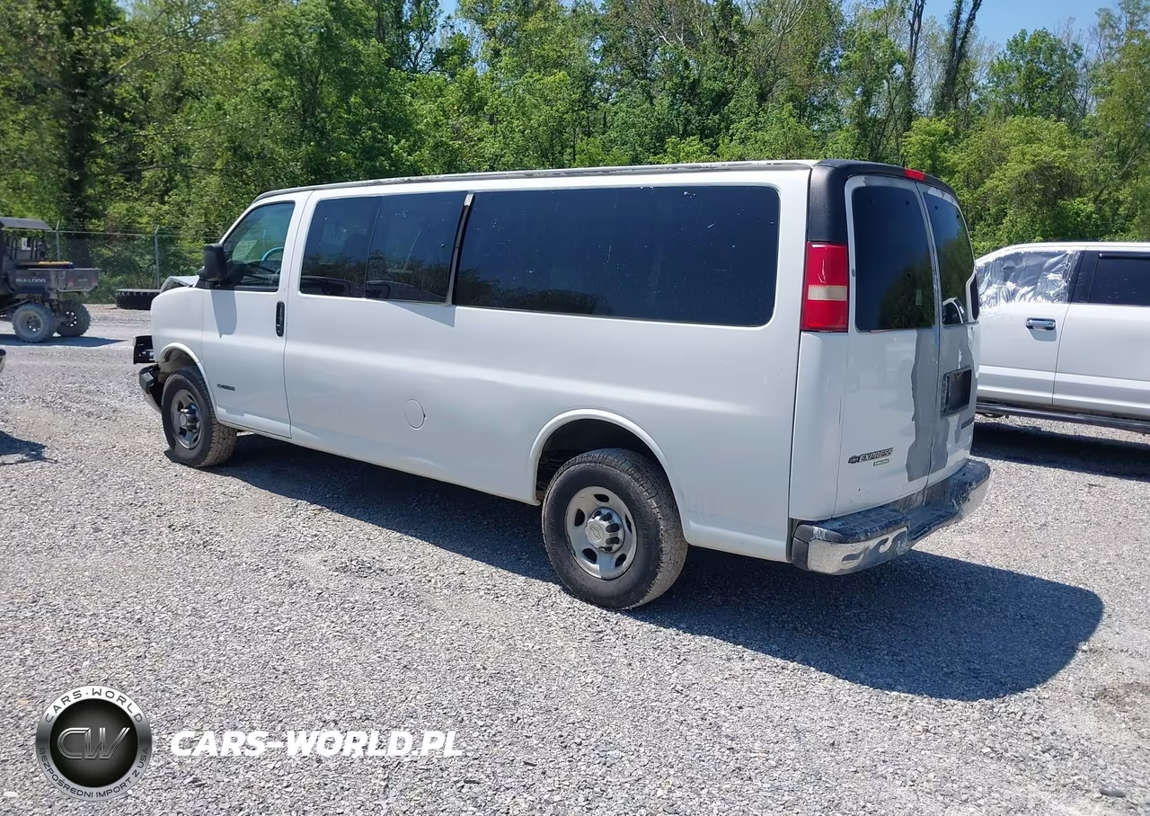 2005 Chevrolet Express VIN:1GAHG39U451263088 - 3