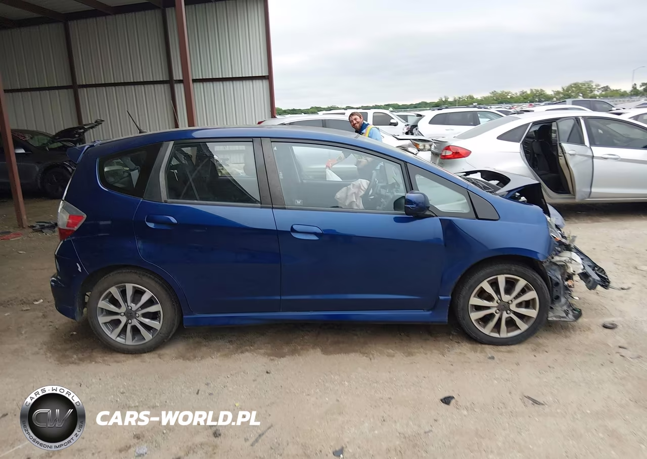 2013 Honda Fit Sport VIN:JHMGE8H55DC044075 - 13