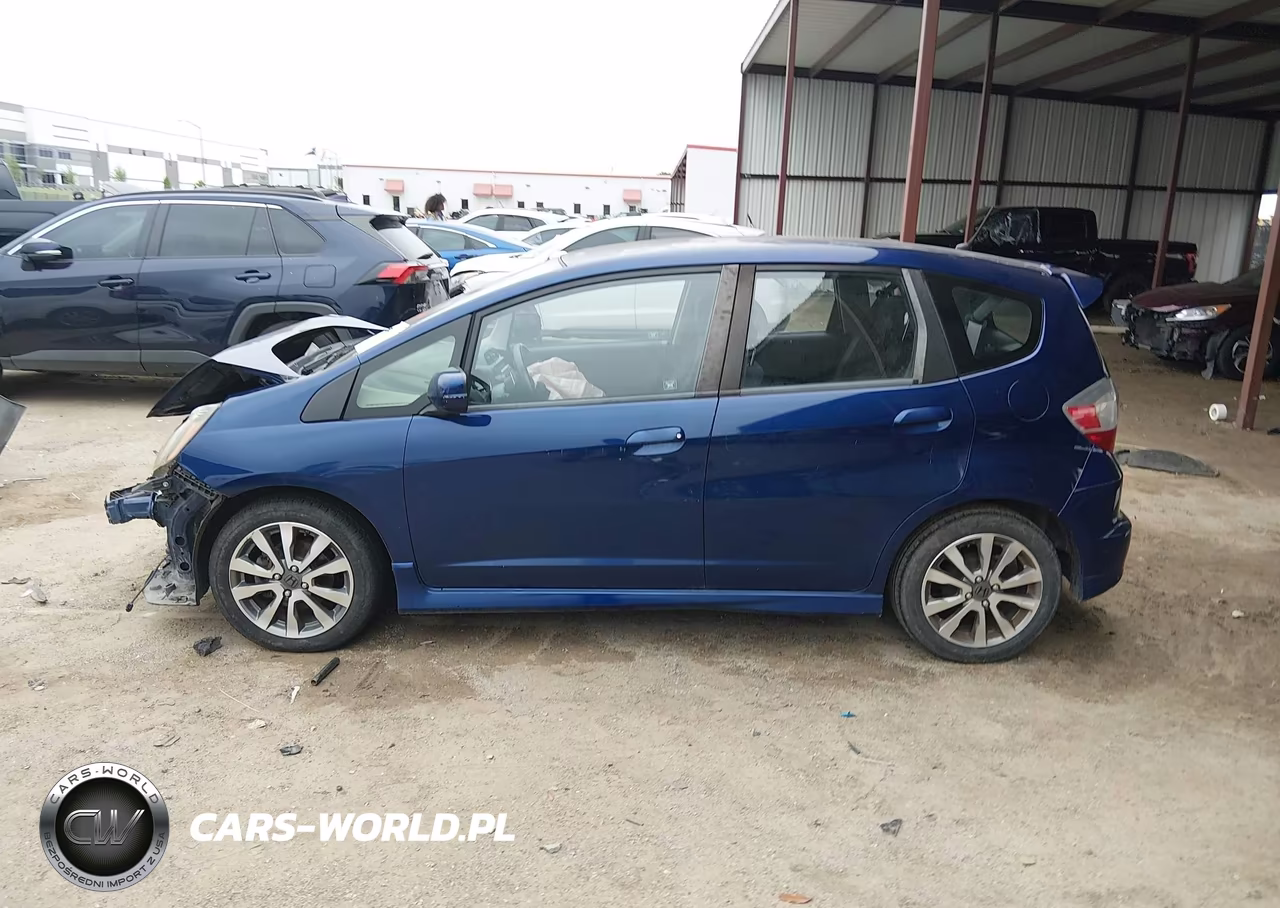 2013 Honda Fit Sport VIN:JHMGE8H55DC044075 - 14
