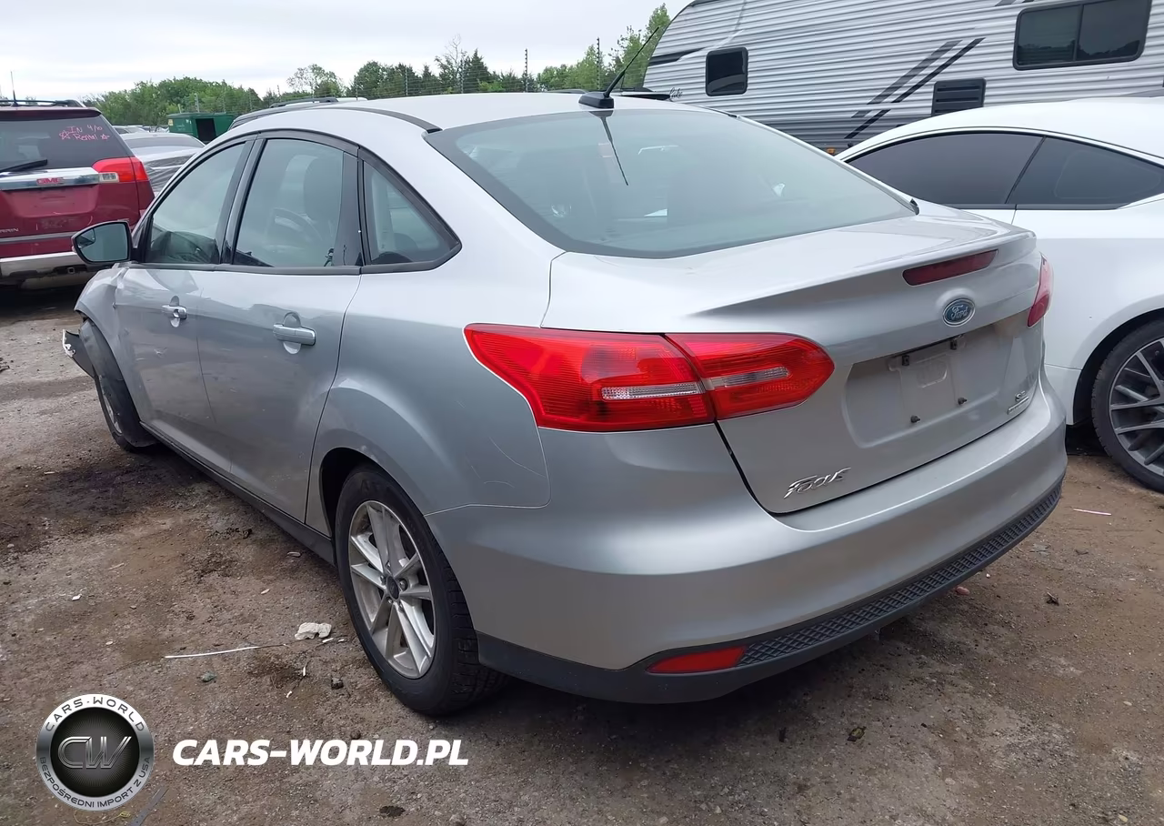 2015 Ford Focus Se VIN:1FADP3F27FL234088 - 3