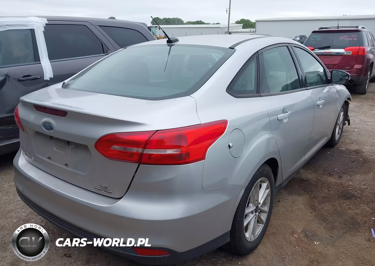 2015 Ford Focus Se VIN:1FADP3F27FL234088 - 4