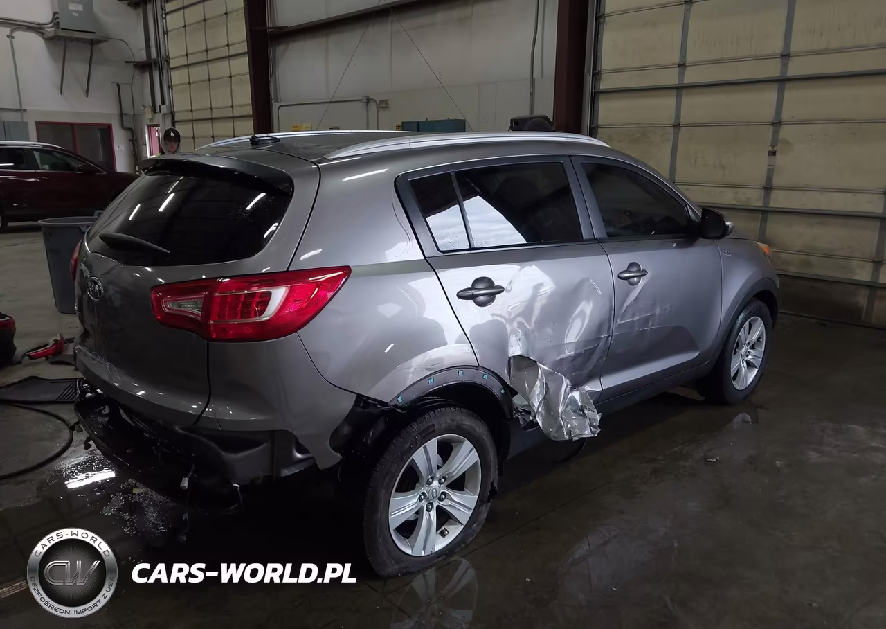 2011 Kia Sportage Lx VIN:KNDPBCA29B7049833 - 4