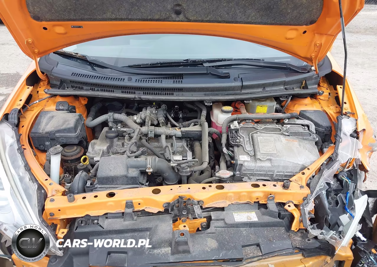 2015 Toyota Prius C Three VIN:JTDKDTB37F1114943 - 10