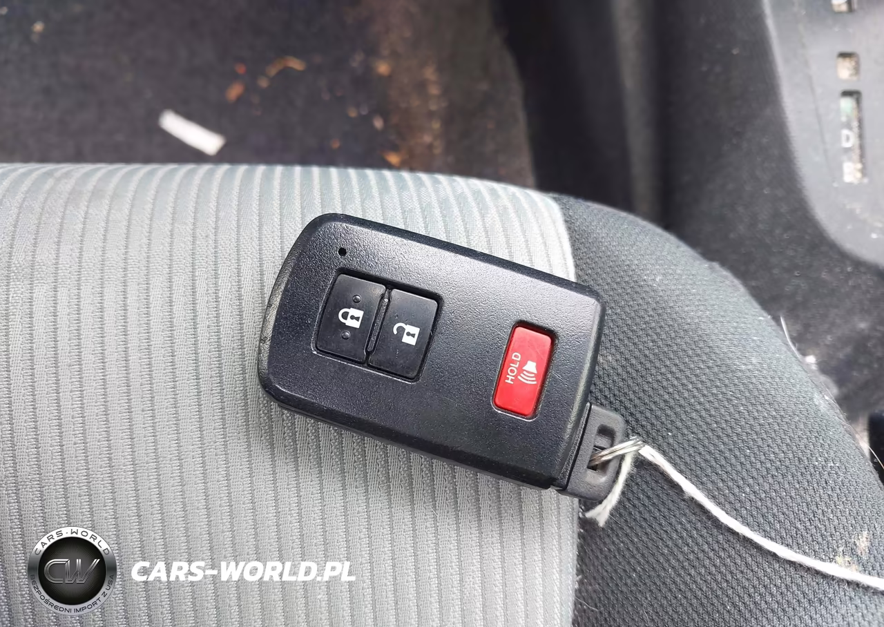 2015 Toyota Prius C Three VIN:JTDKDTB37F1114943 - 11
