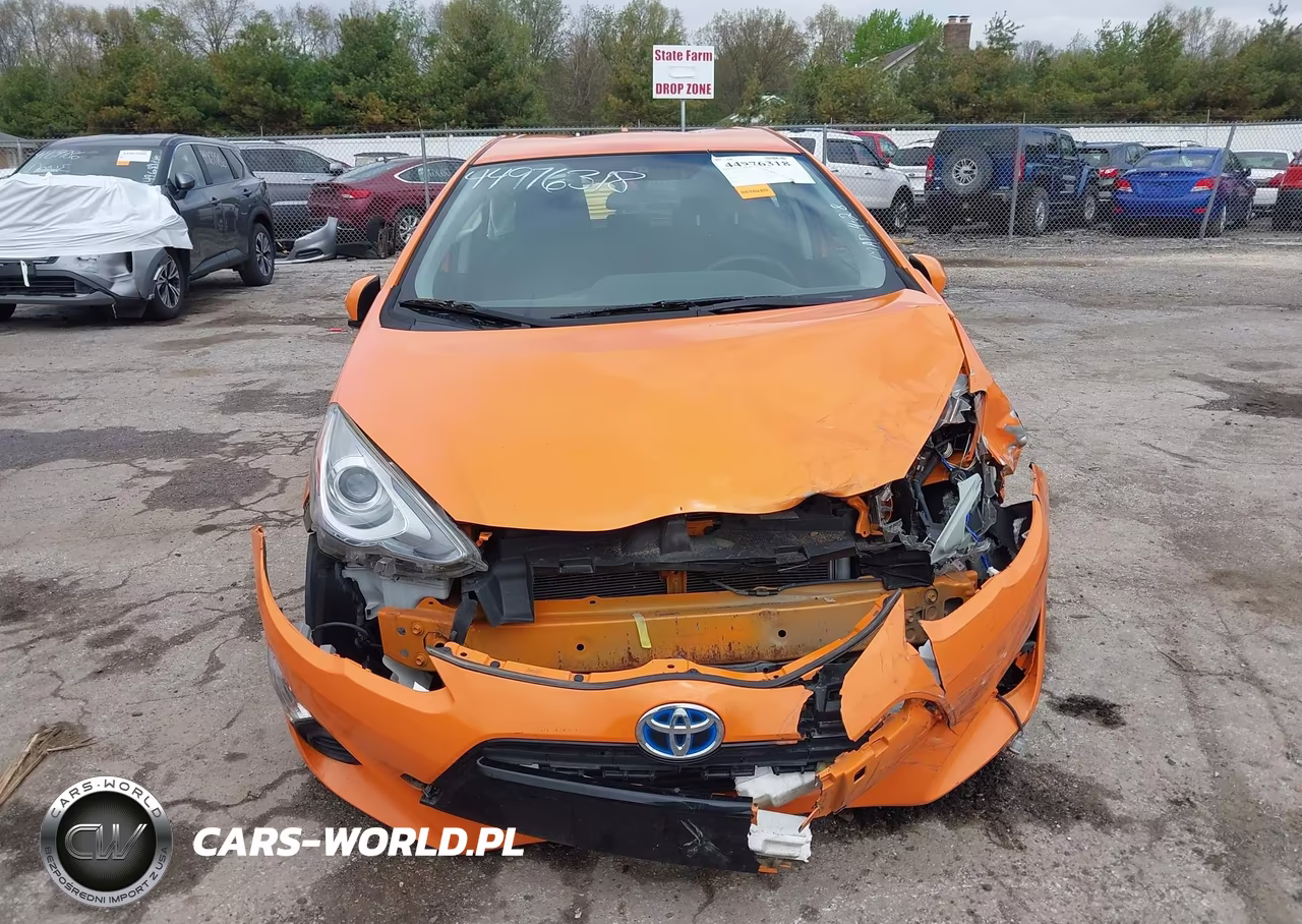 2015 Toyota Prius C Three VIN:JTDKDTB37F1114943 - 12