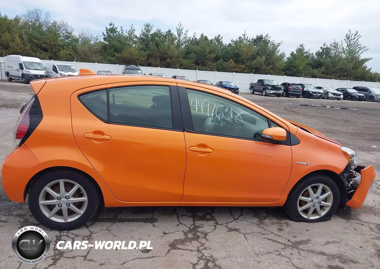 2015 Toyota Prius C Three VIN:JTDKDTB37F1114943 - 13
