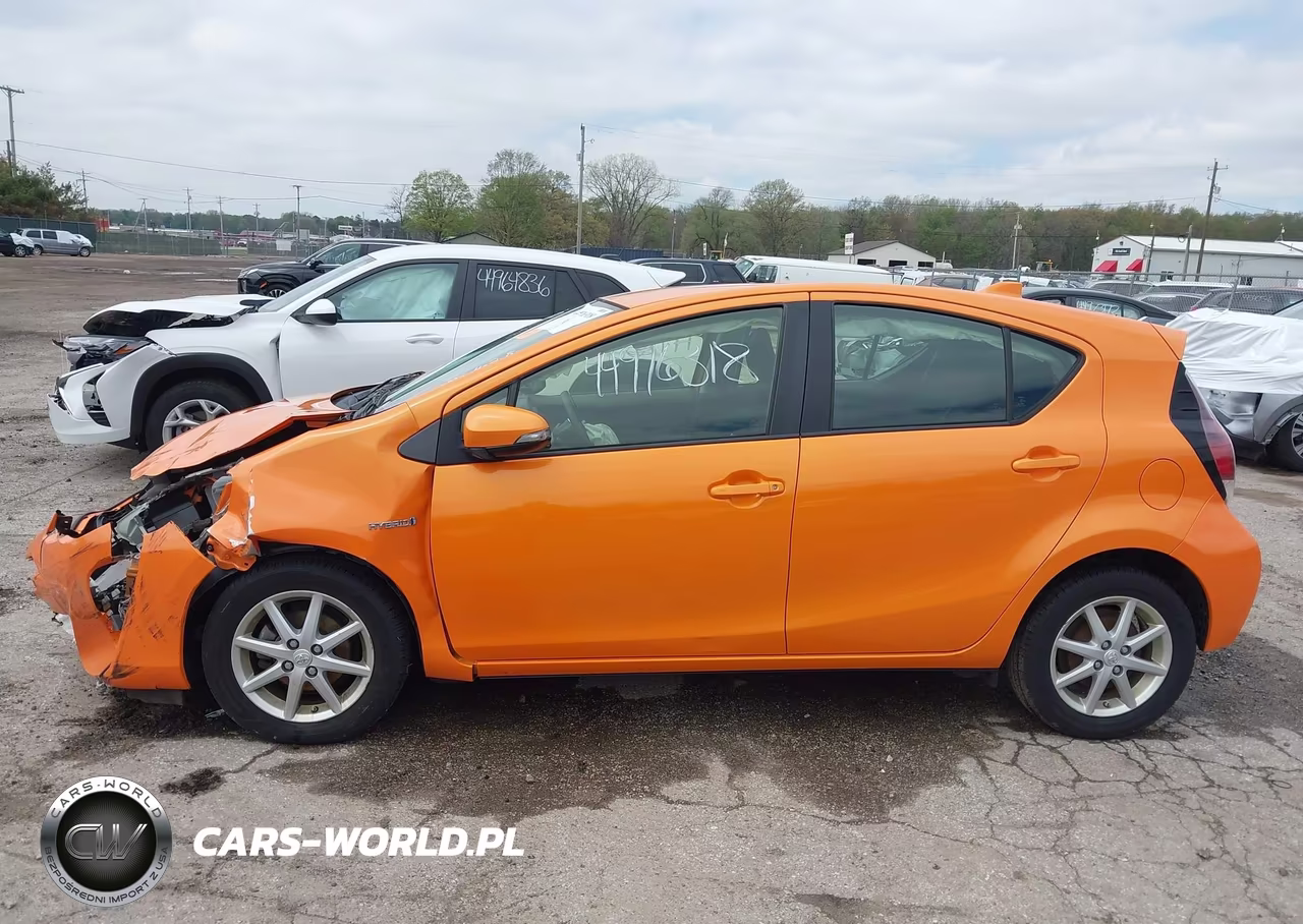 2015 Toyota Prius C Three VIN:JTDKDTB37F1114943 - 14