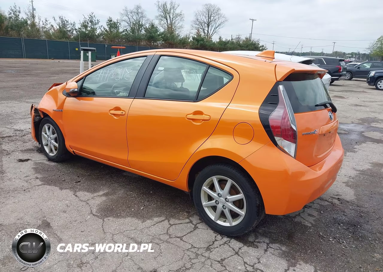 2015 Toyota Prius C Three VIN:JTDKDTB37F1114943 - 3