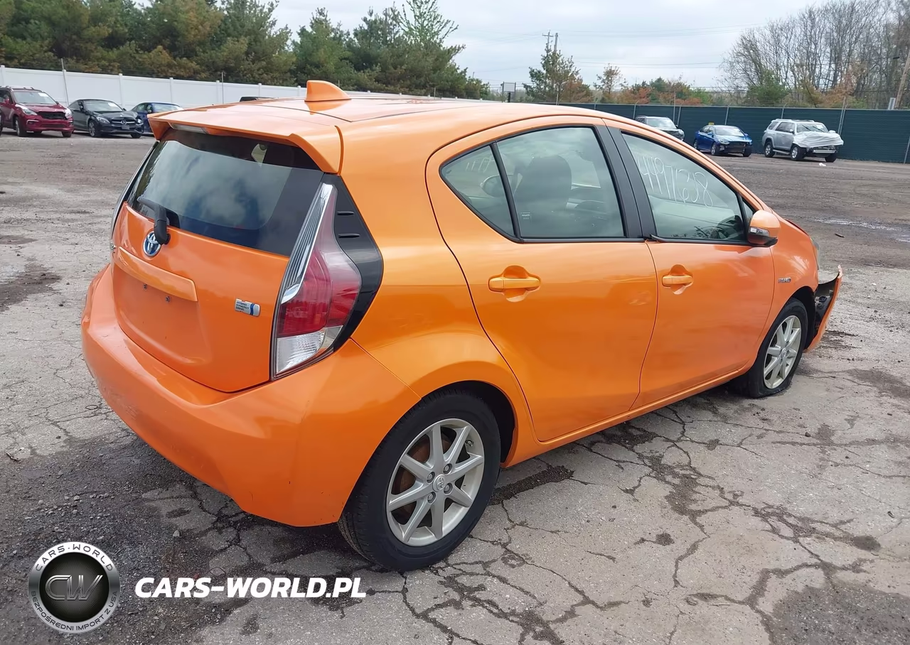 2015 Toyota Prius C Three VIN:JTDKDTB37F1114943 - 4