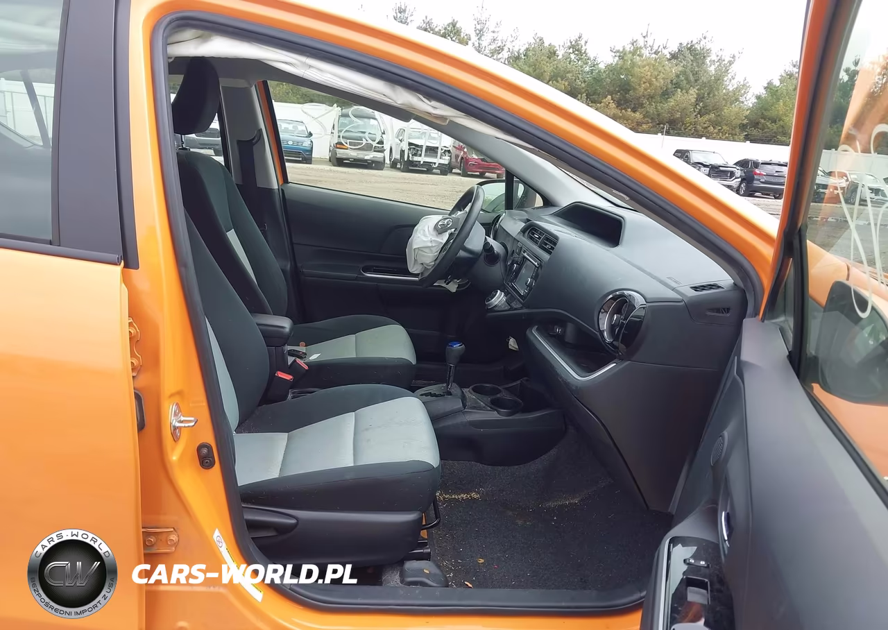 2015 Toyota Prius C Three VIN:JTDKDTB37F1114943 - 5