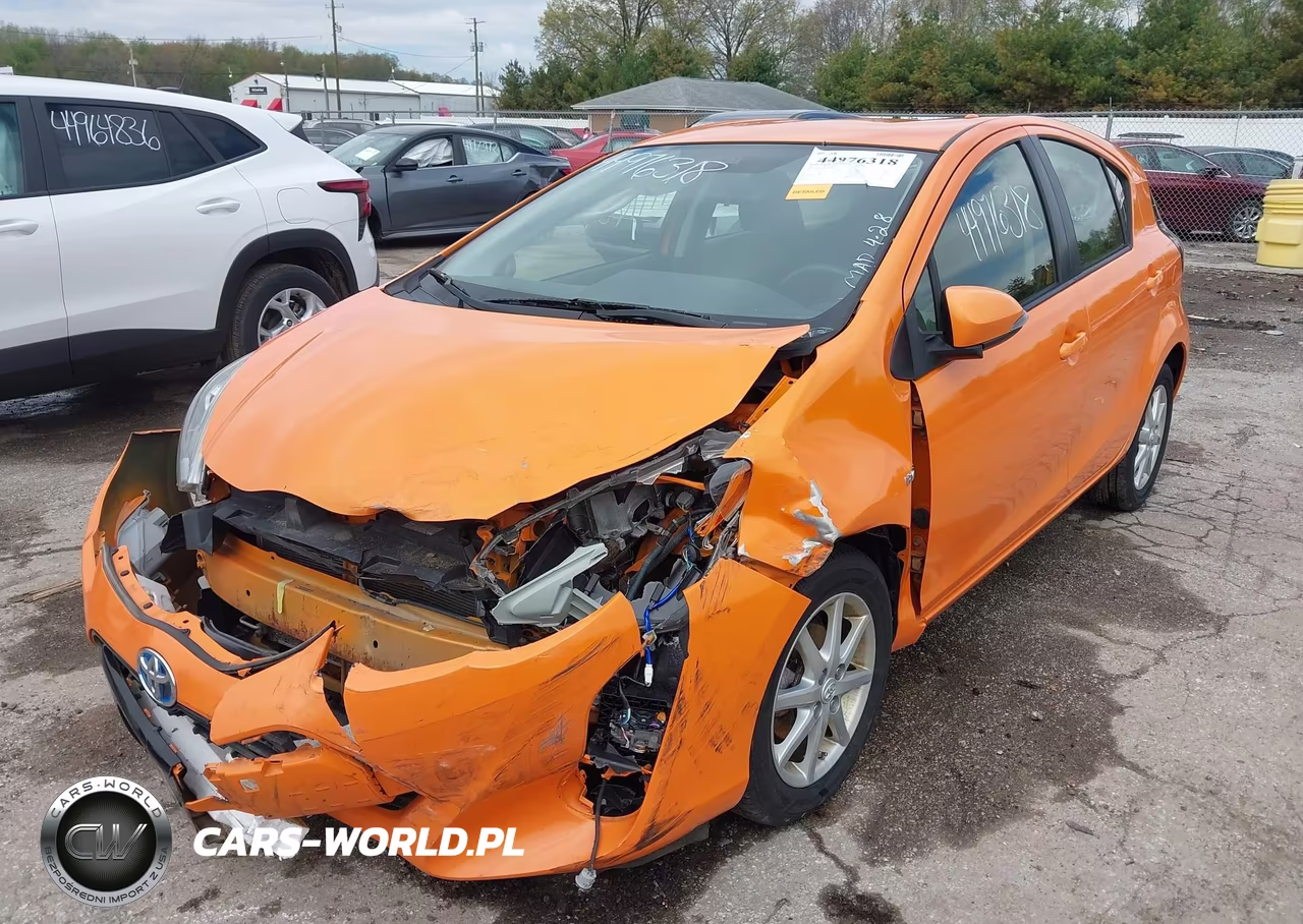 2015 Toyota Prius C Three VIN:JTDKDTB37F1114943 - 6