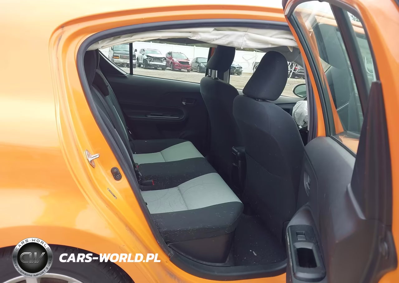 2015 Toyota Prius C Three VIN:JTDKDTB37F1114943 - 8