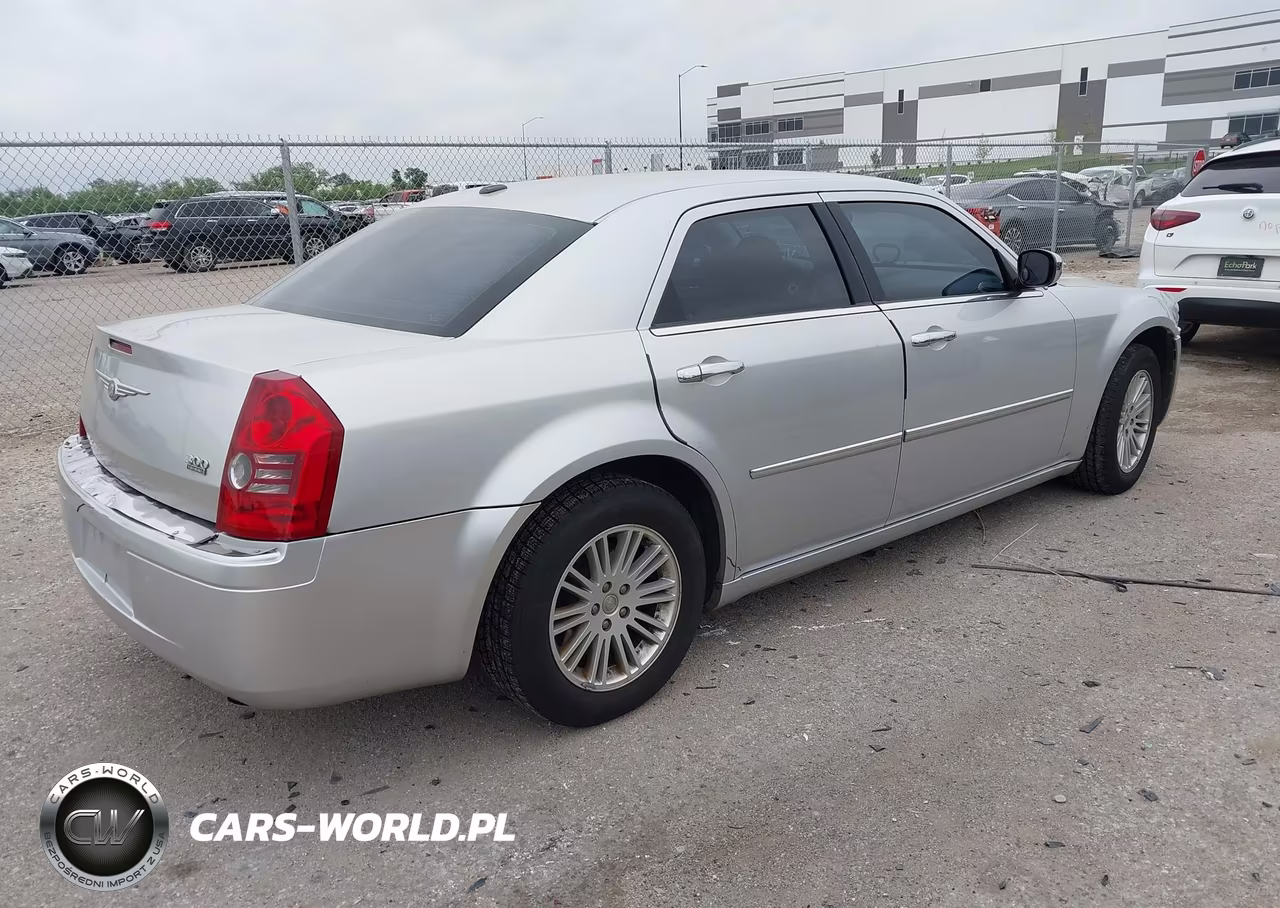 2010 Chrysler 300 Touring-Signature Series-Executive Series VIN:2C3CA5CV2AH326656 - 4