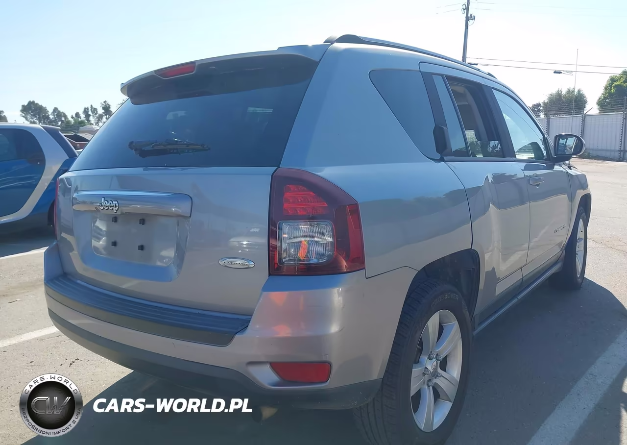 2015 Jeep Compass Latitude VIN:1C4NJCEB1FD209621 - 4