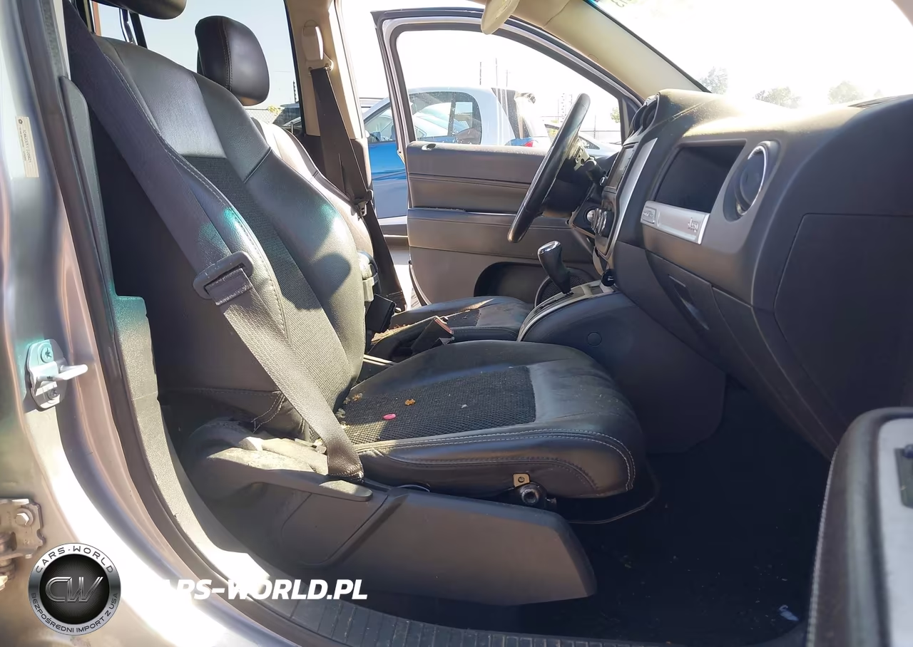 2015 Jeep Compass Latitude VIN:1C4NJCEB1FD209621 - 5