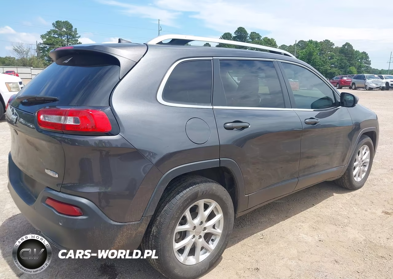 2016 Jeep Cherokee Latitude VIN:1C4PJLCS2GW370528 - 4