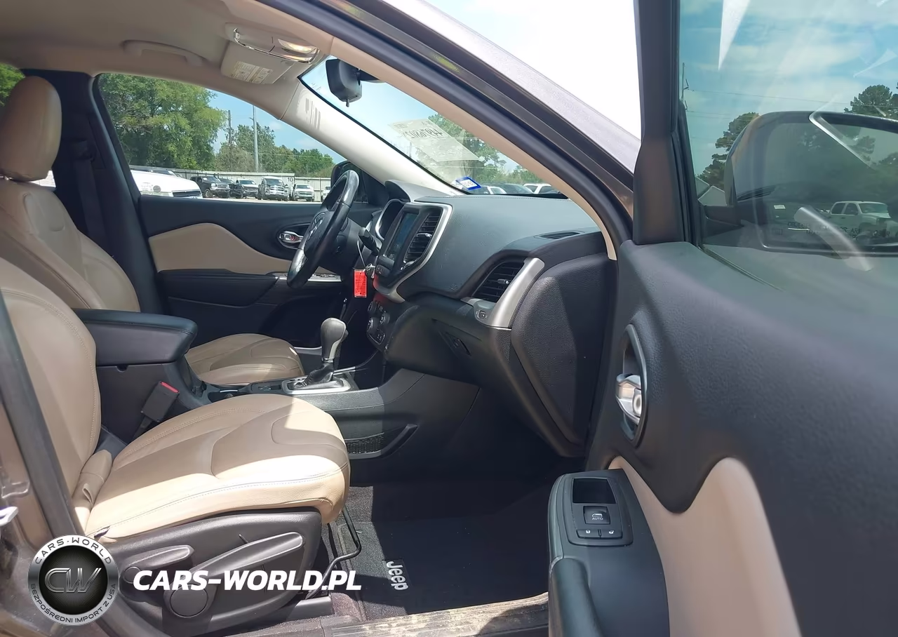 2016 Jeep Cherokee Latitude VIN:1C4PJLCS2GW370528 - 5