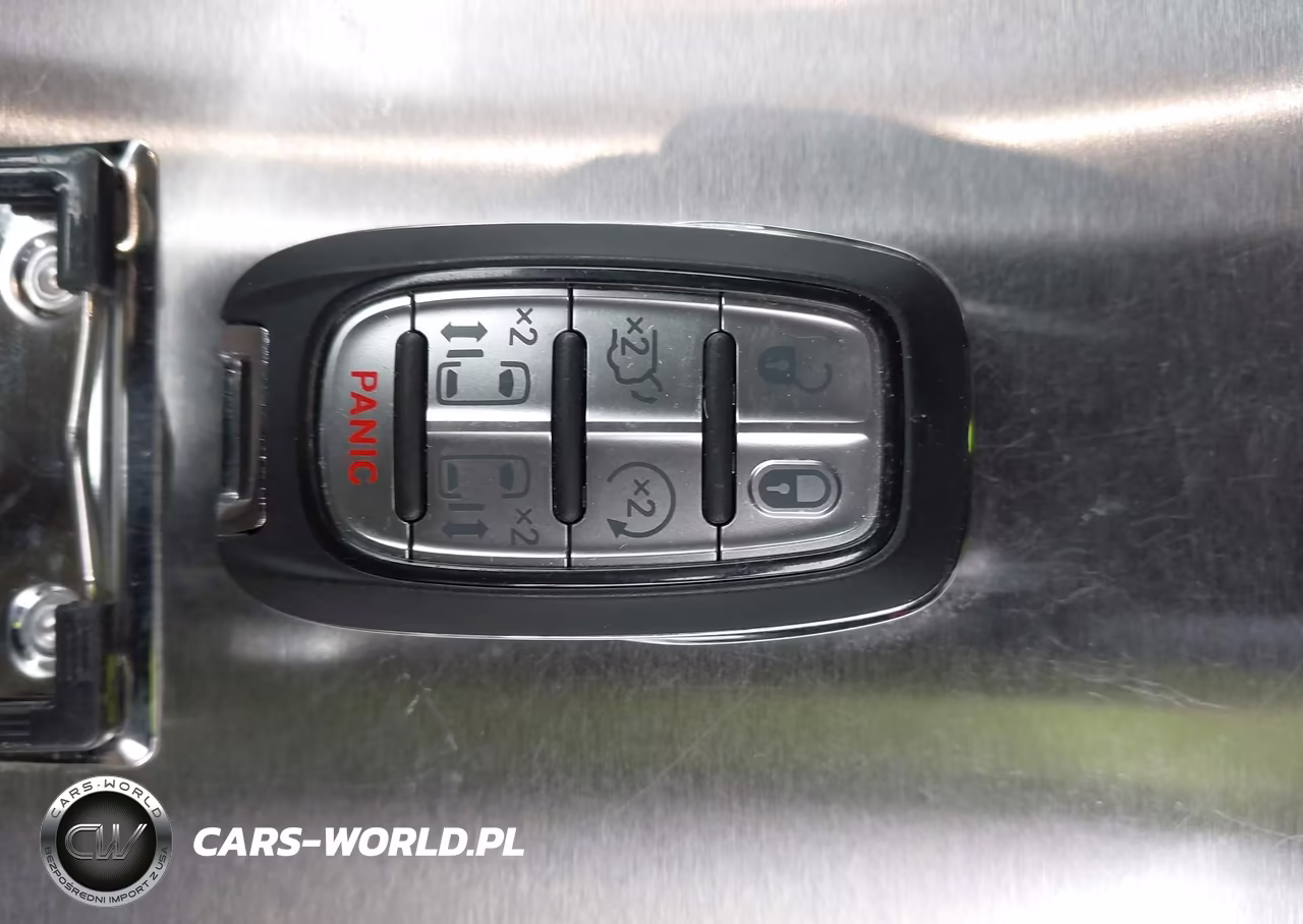 2018 Chrysler Pacifica Touring L VIN:2C4RC1BG7JR352305 - 11