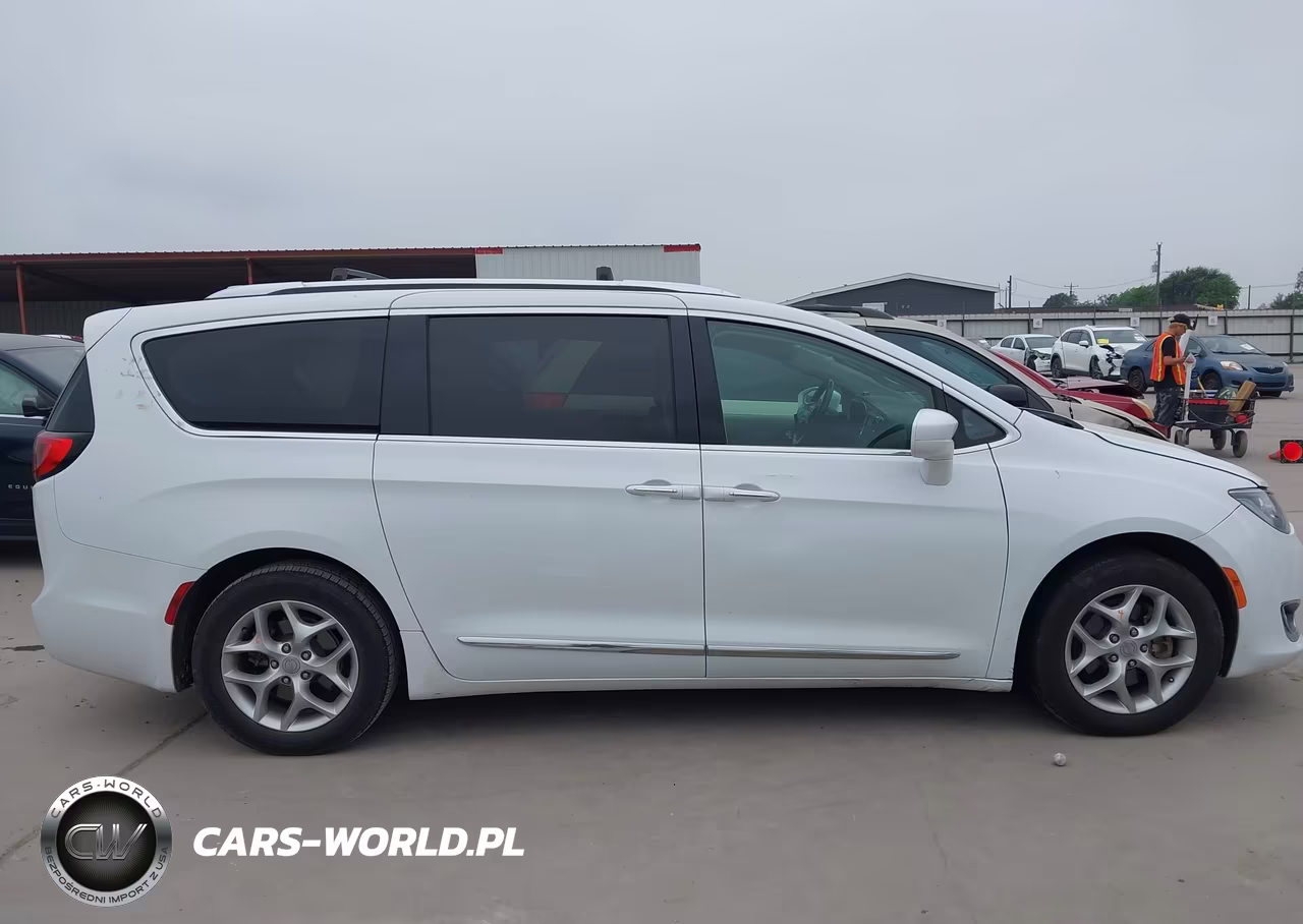 2018 Chrysler Pacifica Touring L VIN:2C4RC1BG7JR352305 - 14