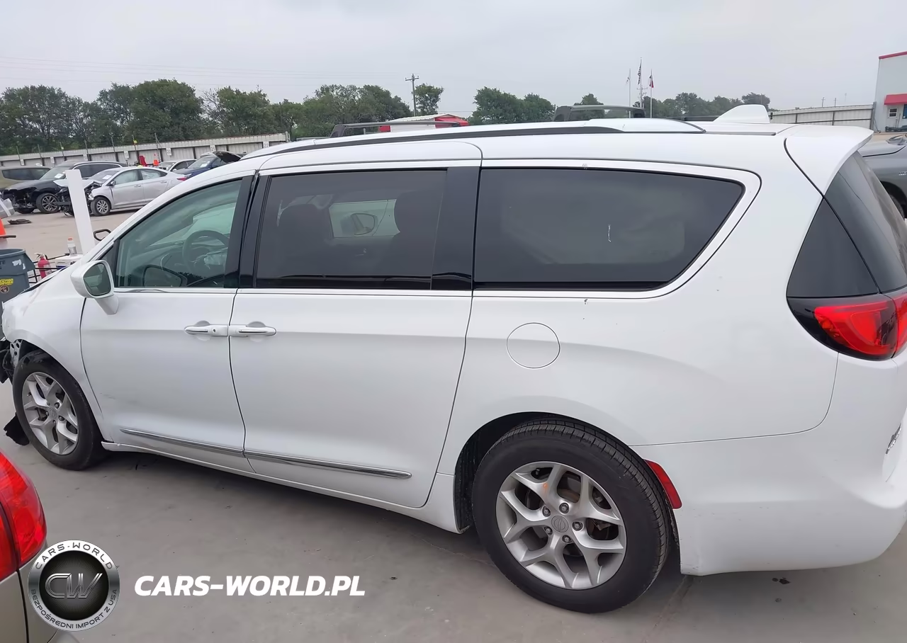 2018 Chrysler Pacifica Touring L VIN:2C4RC1BG7JR352305 - 15