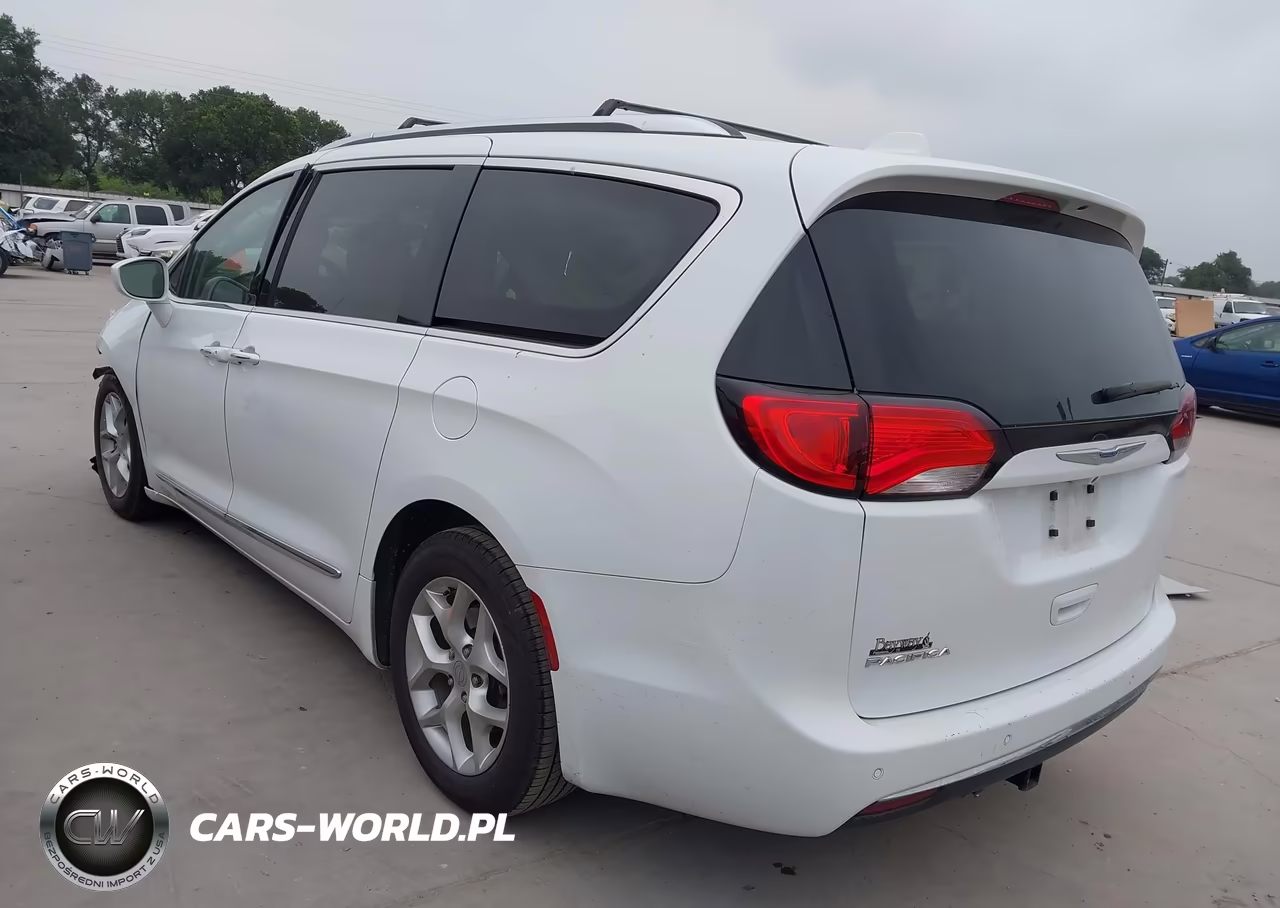 2018 Chrysler Pacifica Touring L VIN:2C4RC1BG7JR352305 - 3