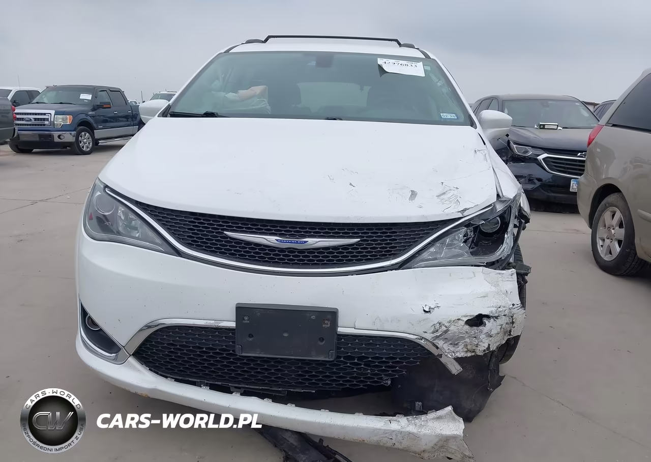 2018 Chrysler Pacifica Touring L VIN:2C4RC1BG7JR352305 - 6