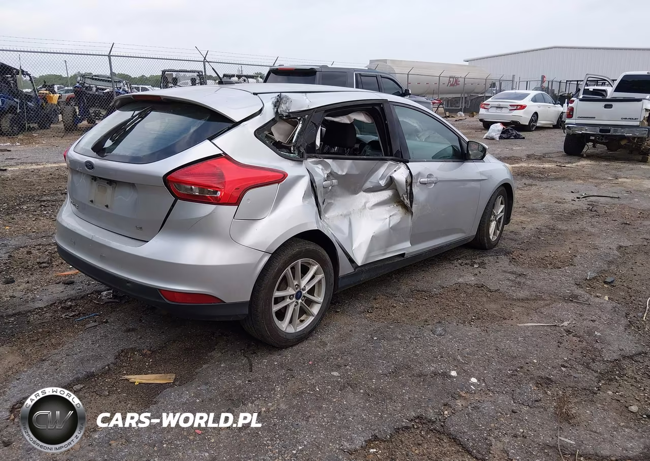 2017 Ford Focus Se VIN:1FADP3K29HL225191 - 4