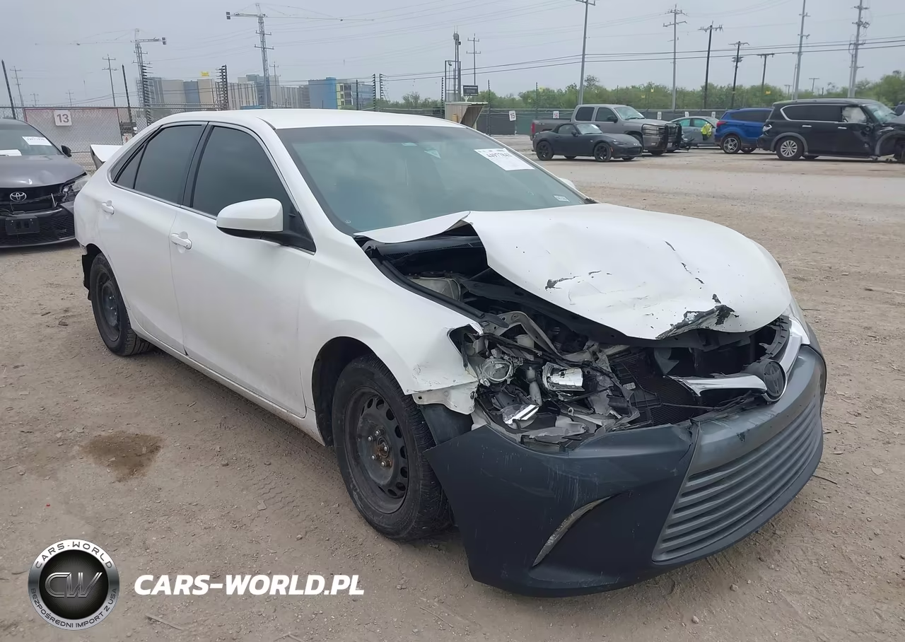 2015 Toyota Camry Le – zdjęcie 1 z 16