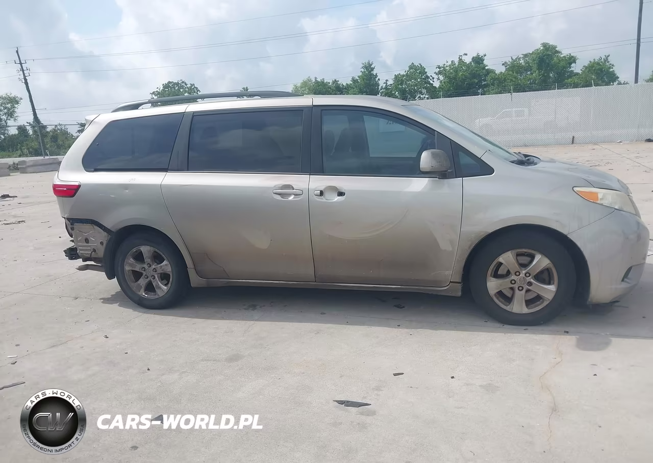 2015 Toyota Sienna Le 8 Passenger VIN:5TDKK3DCXFS603343 - 13