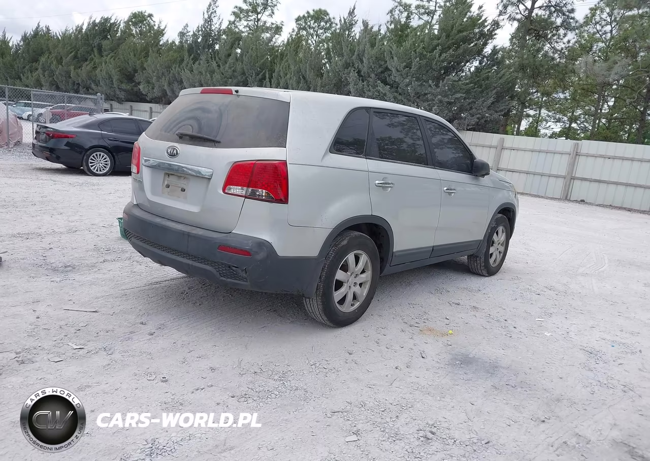 2011 Kia Sorento VIN:5XYKT3A10BG007780 - 4