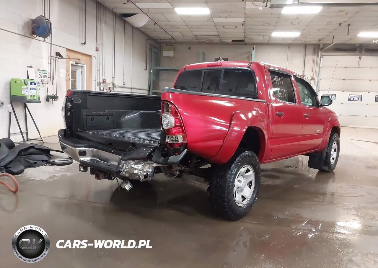 2015 Toyota Tacoma Base V6 VIN:3TMLU4EN1FM168717 - 4
