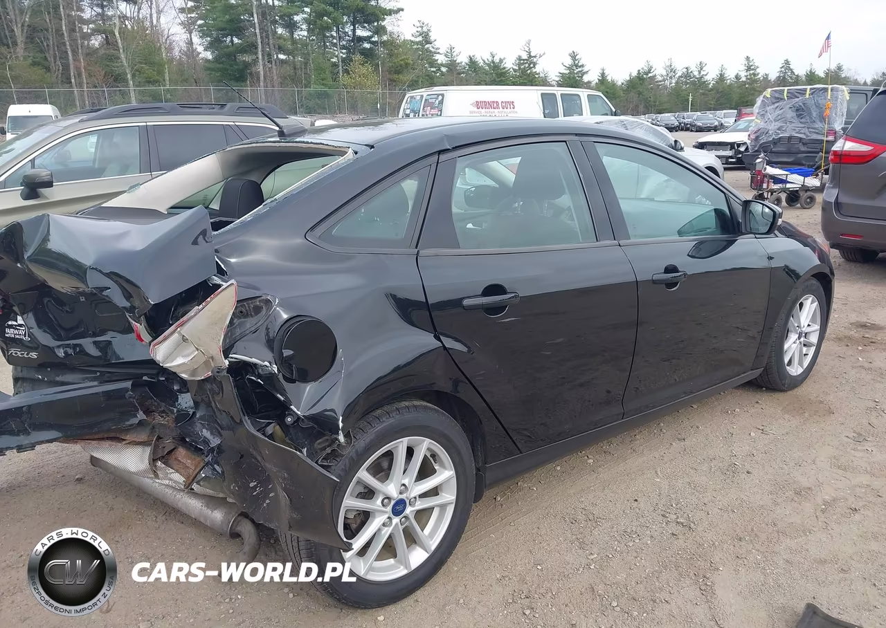 2018 Ford Focus Se VIN:1FADP3FE0JL219242 - 4