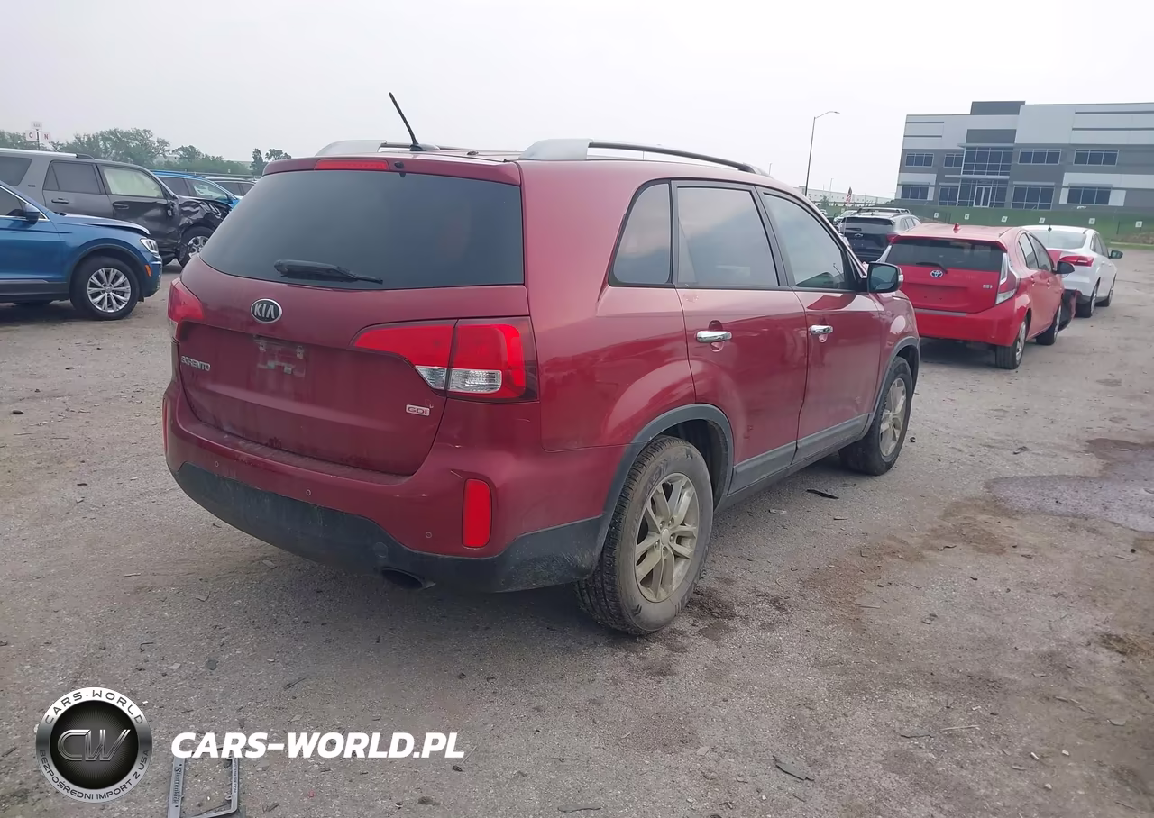 2015 Kia Sorento Lx VIN:5XYKT4A60FG565197 - 4