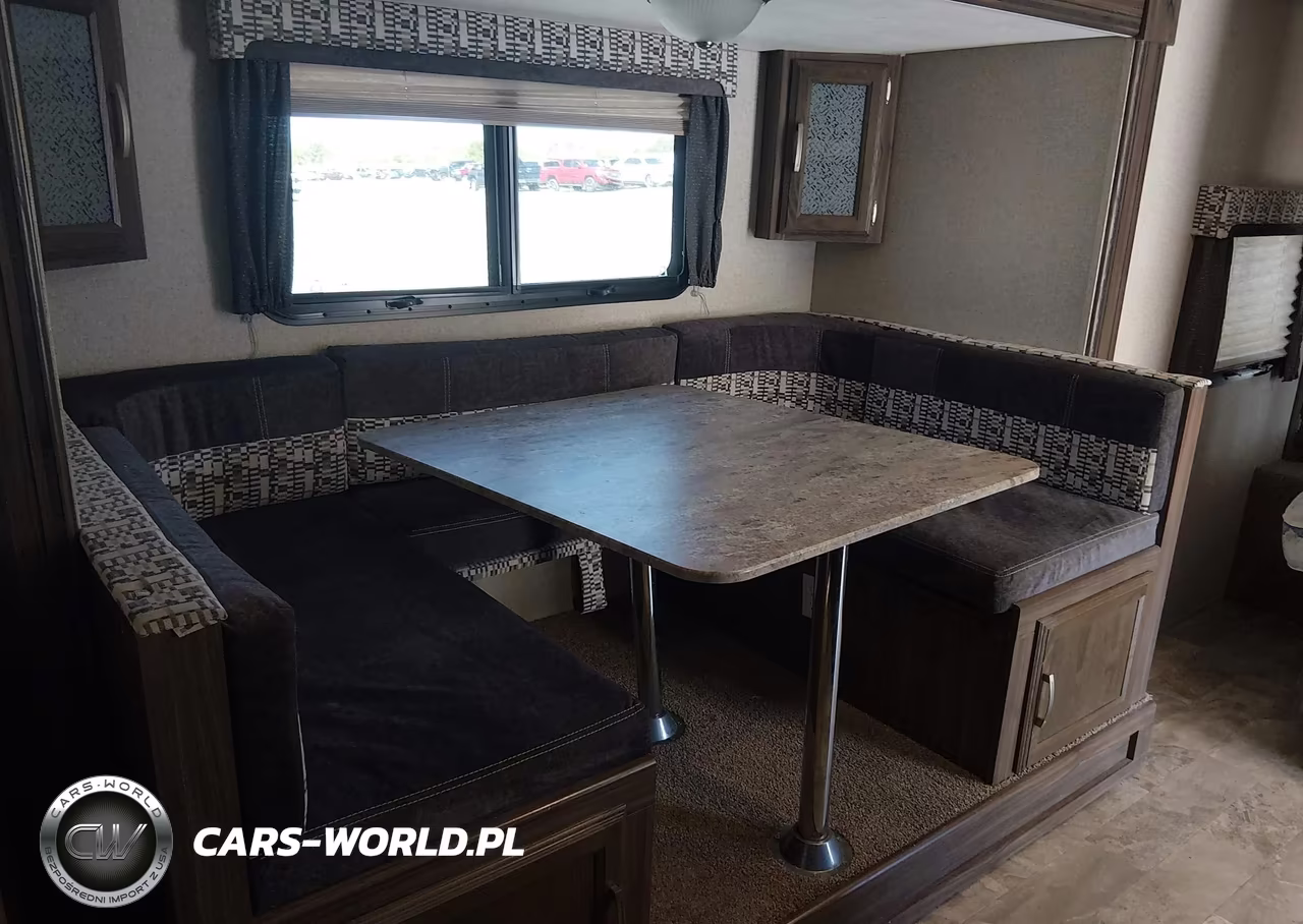 2018 Coachmen Ultrlite VIN:5ZT2CXLB5JF012549 - 11