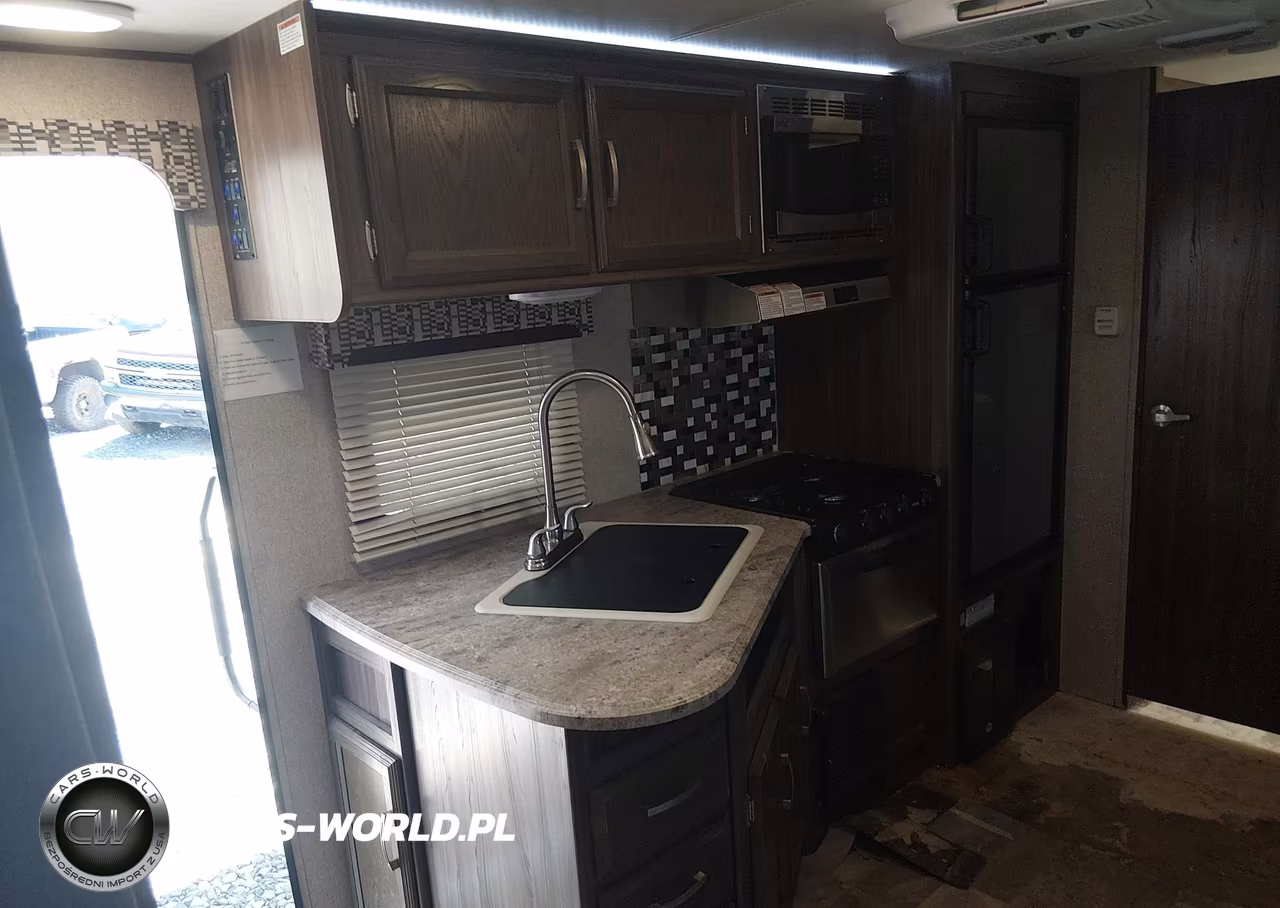 2018 Coachmen Ultrlite VIN:5ZT2CXLB5JF012549 - 12