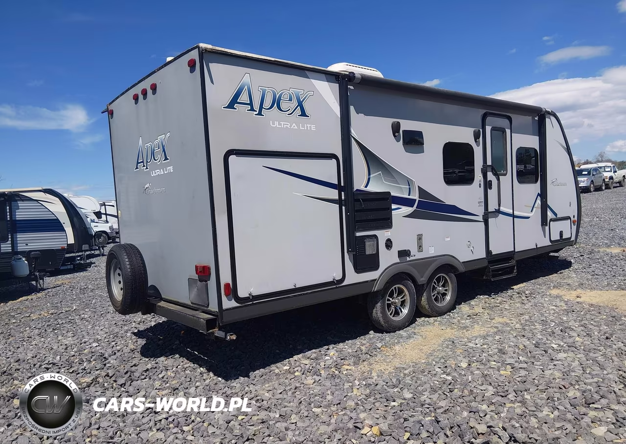 2018 Coachmen Ultrlite VIN:5ZT2CXLB5JF012549 - 4
