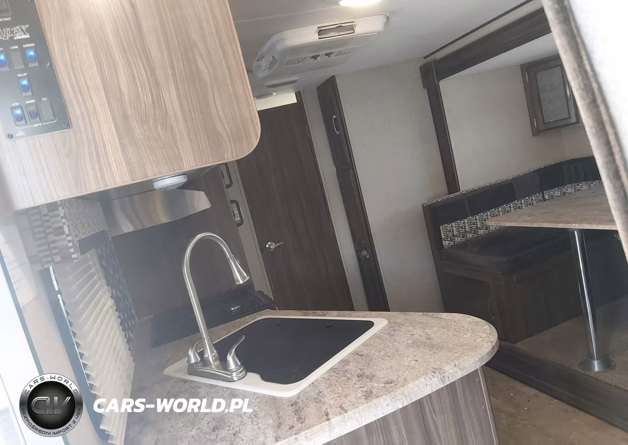 2018 Coachmen Ultrlite VIN:5ZT2CXLB5JF012549 - 5