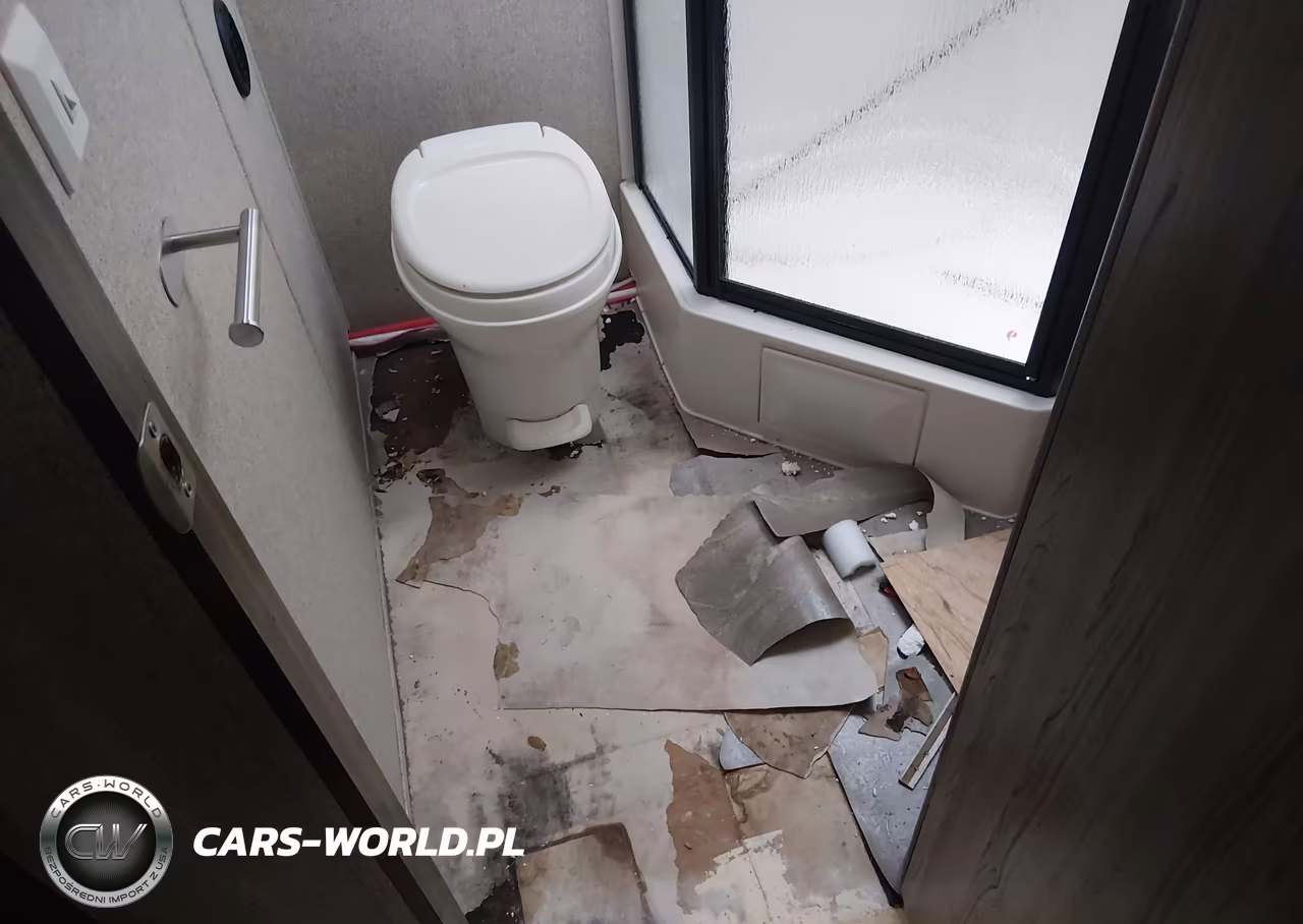 2018 Coachmen Ultrlite VIN:5ZT2CXLB5JF012549 - 6